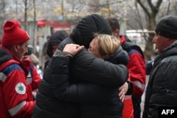 Біля місця влучення внаслідок російської атаки. Київ, 7 лютого 2024 року