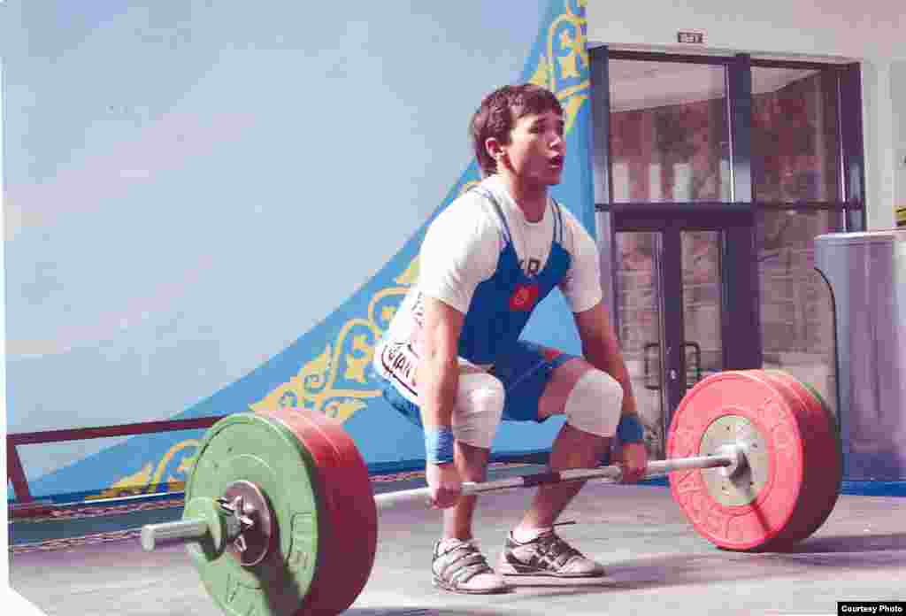 Тяжелоатлет Бекзат Осмоналиев понесет государственный флаг КР на торжественной церемонии открытия Олимпийских игр