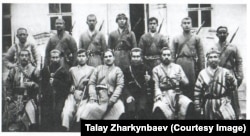 Большевиктердин азаттык берүү убадасы менен Маргалан милициясынын катарына өткөн басмачылар. 1920-жылы тартылган сүрөт.