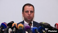 Виген Саргсян в ходе пресс-конференции, апрель 2015 г.