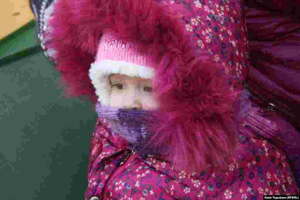 Девочка возле Свято-Вознесенского собора. &nbsp;Алматы, 7 января 2014 года.