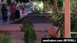 Гуляющие в парке люди. Ашхабад, июль, 2021