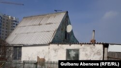 Дом на территории бывшего дачного массива, оказавшегося рядом с районом новой застройки. Астана, февраль 2017 года. 