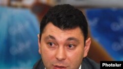 Вице-спикер Национального Собрания Армении, пресс-секретарь Республиканской партии Эдуард Шармазанов. 