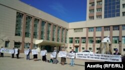 Август аенда иҗтимагый үзәк вәкилләре милли мәгарифне яклап пикет үткәрде