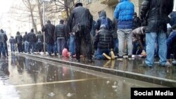 Мәскәүдә җомга намазына җыелган мөселманнар намаз укый. 3 апрель. 2015 ел. 