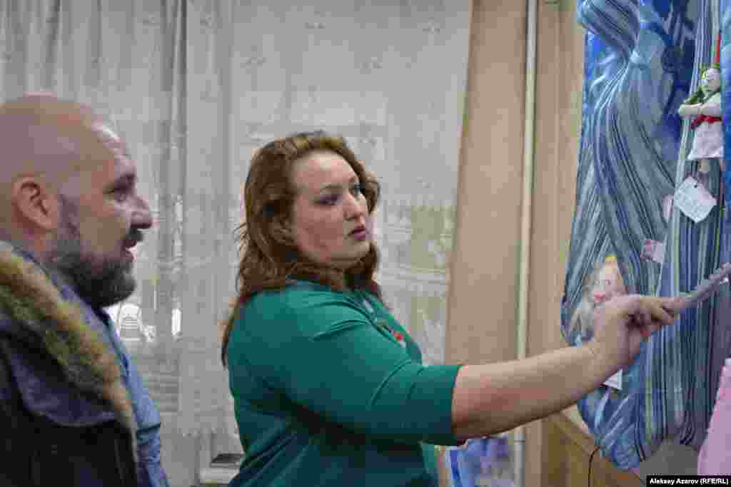 Руководитель &laquo;Центра вселенной кукол&raquo; Лариса Сологуб (на фото) рассказала, что куклы снабжены пожеланиями онкобольным от авторов &ndash; какие-то на обороте куклы, какие-то в письме, которое вшито в куклу.