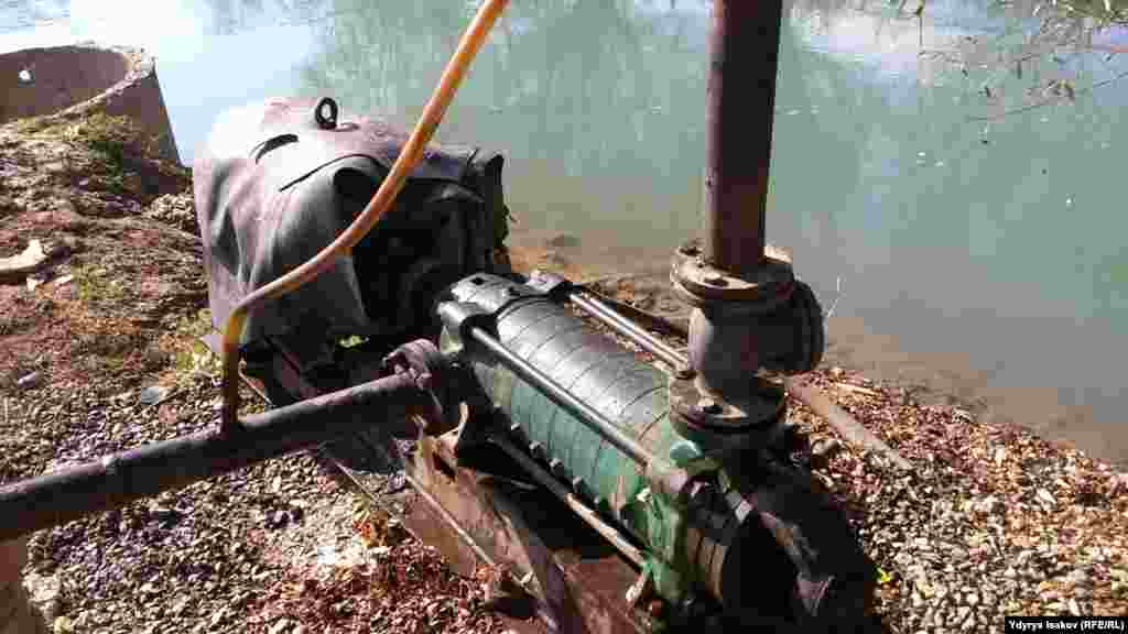 Айылдагы беш-алты үйгө бир насос.