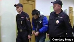 Мухамадюсуп Эрматовду сот залына алып бараткан сүрөт. (Архив).