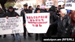 Ցմահ դատապարտյալների հարազատների բողոքի ցույցը Հանրապետւթյան հրապարակում: