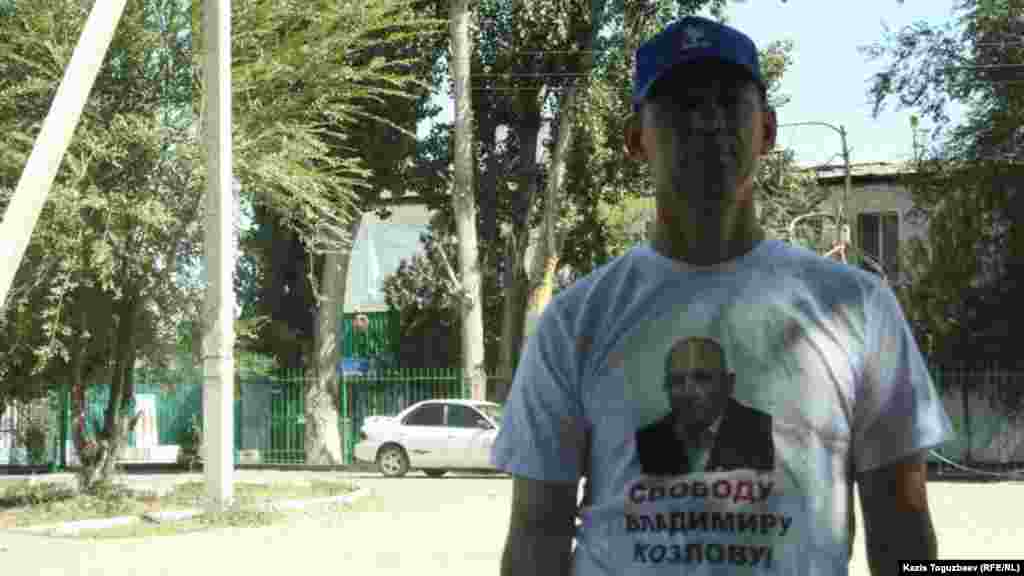 Гражданские активисты, приехавшие поздравить Козлова, надели майки с изображением заключенного оппозиционного политика и с призывом о его освобождении.&nbsp;