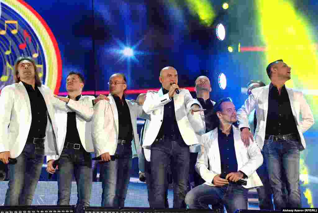 Среди приглашенных зарубежных исполнителей на 14-м ретрофестивале была и арт-группа &laquo;Хор Турецкого&raquo; из России. Этот коллектив поет только &laquo;живыми&raquo; голосами и известен исполнением песен на многих языках мира. В Алматы &laquo;Хор Турецкого&raquo; пел на итальянском, на казахском (совместно с Даригой Назарбаевой), на русском.