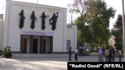 Театри ҷавонони Душанбе.(акс аз бойгонӣ)