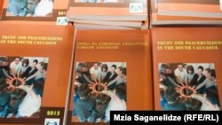 На протяжении трех лет авторы собирали материалы, записывали свои воспоминания, кропотливо редактировали каждое предложение. В итоге книга получилась непохожей на сотни других, описывающих конфликты на Южном Кавказе