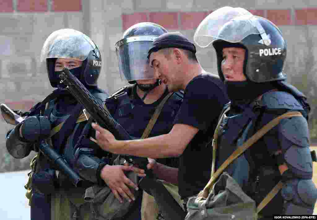 Police lines near Atambaev&#39;s compound.&nbsp;