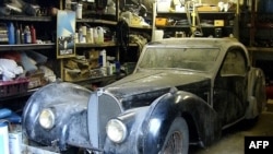 Автомобильная классика по-прежнему в цене (на снимке - раритетный Bugatti) 