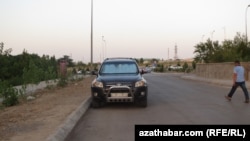 Illýustrasiýa suraty. Ýol kenarynda park edilen awtoulag. 