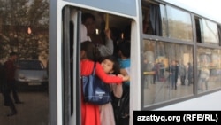 Переполненный автобус в Шымкенте. 30 октября 2017 года.