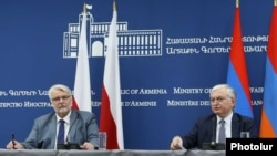 Armenia - Foreign Minister Edward Nalbandian (R) and his Polish counterpart Witold Waszczykowski at a joint news briefing in Yerevan, 20Oct2017 