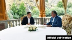 Садыр Жапаров жана Эмомали Рахмон.