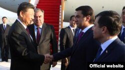 14 июня 2019 года, аэропорт Душанбе. Председатель КНР Си Цзиньпин прибыл в Таджикистан с государственным визитом. На фото слева направо: президенты Китая и Таджикистана - Си Цзиньпин, Эмомали Рахмон, мэр Душанбе Рустам Эмомали