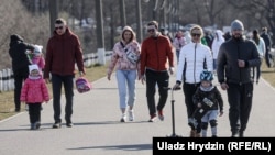 Людзі ідуць адпачываць на Менскае мора ў нядзелю, 5 красавіка 2020