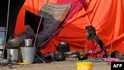 یک دخترافغان پس از اخراج از پاکستان به یک کمپ موقت در نزدیکی مرز تورخم افغانستان و پاکستان در ولایت ننگرهار