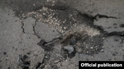 Հրթիռակոծման հետևանքով քանդված ճանապարհ Ստեփանակերտում, 2-ը հոկտեմբերի, 2020թ.