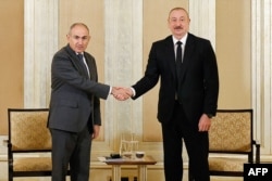 Нікол Пашыньян і Ільхам Аліеў на перамовах у Абу-Дабі, 10 ліпеня 2025 году