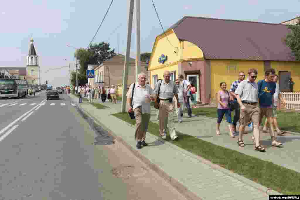 Пасьля накіраваліся да Дому культуры, дзе павінна была адбыцца прэзэнтацыя кніг, прысьвечаных Ларысе Геніюш. 