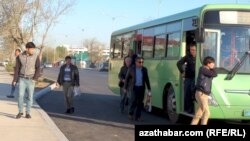 Aşgabadyň köçeleriniň birinde hereket edýän jemgyýetçilik awtobusy