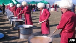 Мужчины в туркменской национальной одежде готовят традиционное блюдо к празднику весеннего обновления - Наурызу. Ашгабат, 22 марта 2012 года. 