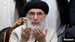 Гулбеддин Хекматияр готовится к выступлению перед сторонниками в Джелалабаде. 30 апреля 2017 года. 