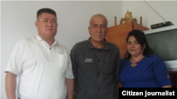 Исраил Халдаров (в центре) с активистами «Эзгулика» Василей Инаятовой и Абдурахманом Ташановым.