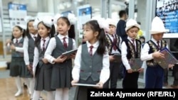 1-класстын окуучулары. (Архивдик сүрөт)