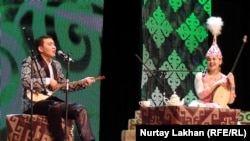 Айтыс в Алматы. На сцене — импровизаторы Канат Мырзахан и Молдир Айтбай. Февраль 2017 года.