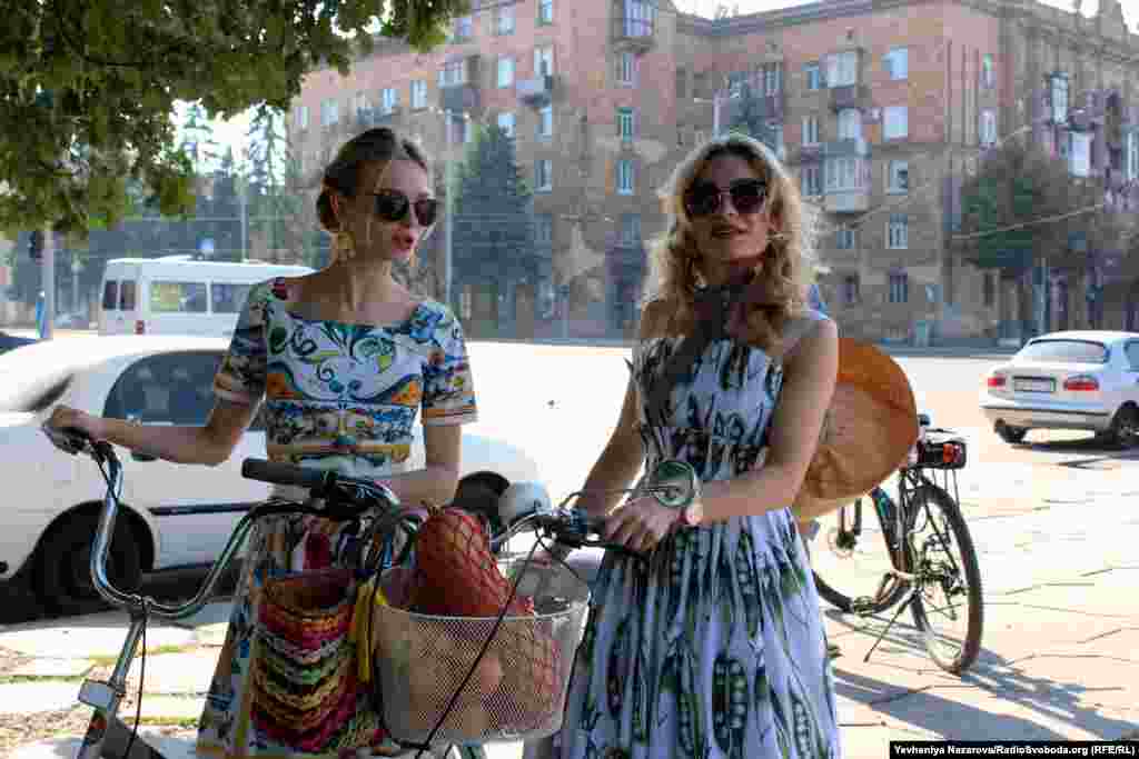 Учасниці розповідають, що звичайна справа &ndash; поїхати на велосипеді за покупками: &laquo;Для цього і корзина тут&raquo;. А ще додають: &laquo;Хочеться відпочити від ділових буднів, від роботи, розслабитися, долучитися таким чином до здорового виду спорту&raquo;