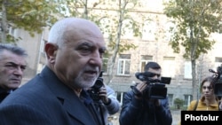 Armenia - Politician Paruyr Hayrikian on huger strike in front of the Central Electoral Commision building in Yerevan, 20Nov, 2017