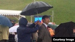 Прокурор Бишкека Нурлан Сулайманкулов (под зонтом).