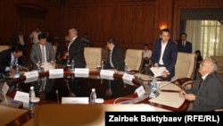 Оппозиция өкүлдөрү менен жолугушуу белгиленген жер, Бишкек, "Ала-Арча" мамлекеттик резиденциясы, 18-апрель, 2012.