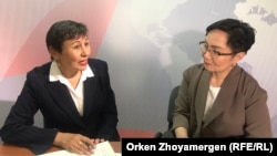 Гражданская активистка Канагат Шуменова и журналист Гульмира Каракозова в студии программы AzattyqLIVE.  Нур-Султан, 21 мая 2019 года.