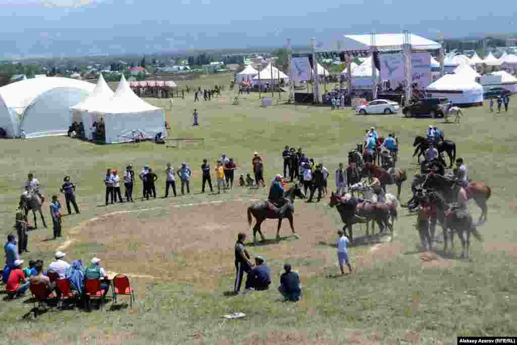 Ближе к юртам, но тоже рядом с сакским курганом, проходила борьба на лошадях &ndash; аударыспак.
