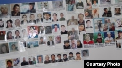 На стене в офисе организации «Атажұрт ерікті жастары» разместили фото людей, которые, по данным их родственников, помещены под стражу в Китае.  