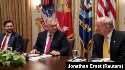 АКШнын вице-президент Жей Ди ВэнсЖей Ди Вэнс, Виктор Орбан жана Дональд Трамп Ак үйдөгү жолугушууда. Вашингтон, 7-ноябрь, 2025-жыл.