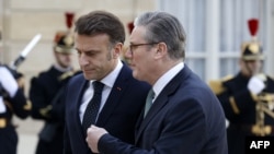 Кир Стармер жана Эммануэл Макрон.