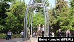 Ош. 2010-жылдагы Июнь коогасынын курмандыктарына арналган эстелик. Архив. 