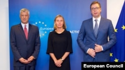 EU foreign policy chief Federica Mogherini (c), Kosovo President Hashim Thaci (l), and Serbian President Aleksandar Vucic 