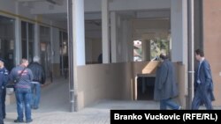 Ulaz u zgradu u kojoj se zabarikadirao Dragan Vušurović, 6. april 2011