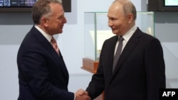 Прэзыдэнт Расеі Уладзімір Пуцін паціскае руку прадстаўніку прэзыдэнта ЗША Дональда Трампа Стыву Ўіткафу падчас сустрэчы ў Санкт-Пецярбургу 11 красавіка 2025 году