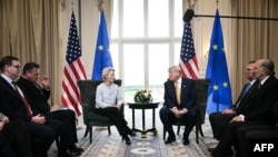 Кіраўніца Эўракамісіі Урзуля фон дэр Ляен і прэзыдэнт ЗША Дональд Трамп. 27 ліпеня 2025 году